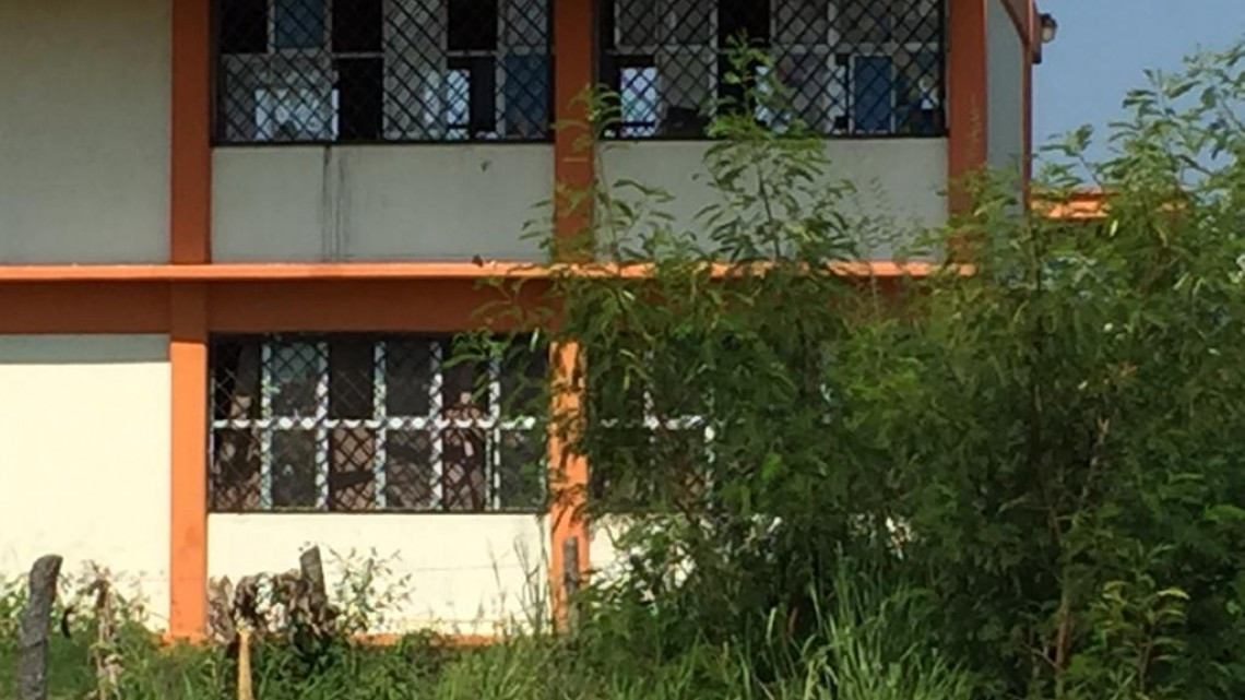 Piden limpieza de un acceso a una escuela secundaria