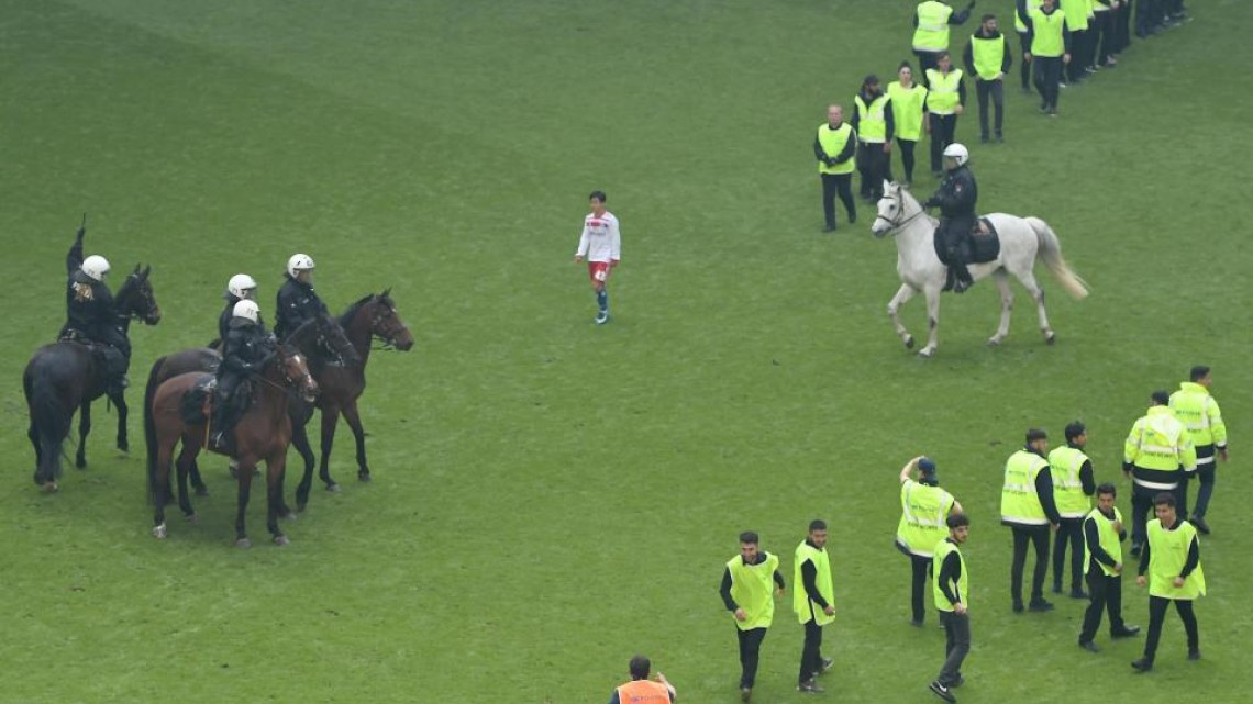 #Galería El Hamburgo desciende y sus ultas generan caos en la tribuna