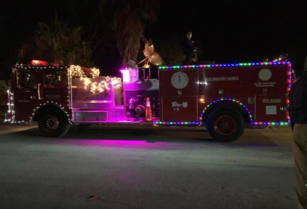 Bomberos deciden pasar Nochebuena apoyando con regalos a niños de hospitales 