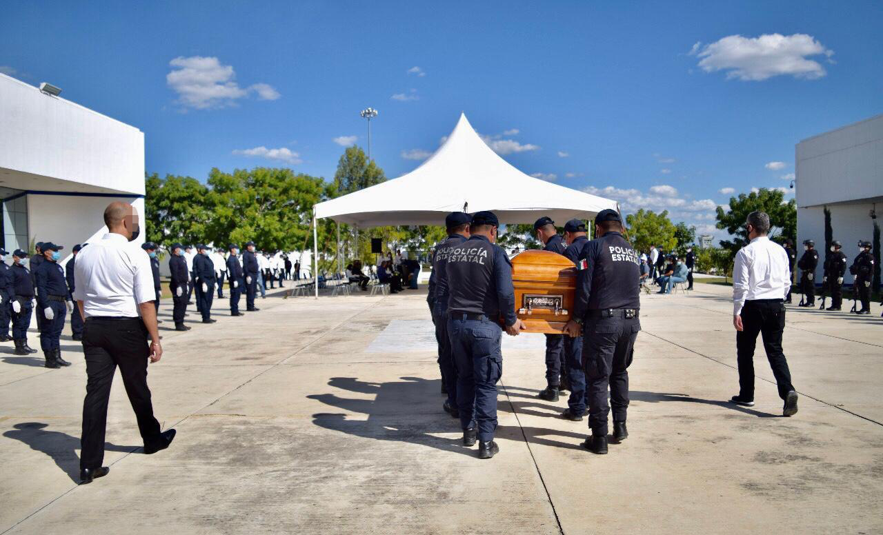 Rinden homenaje a policía abatido en Victoria