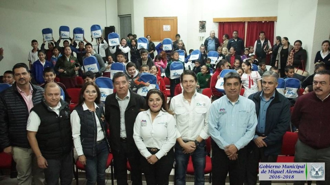 Entregan mochila con útiles escolares en Miguel Alemán 