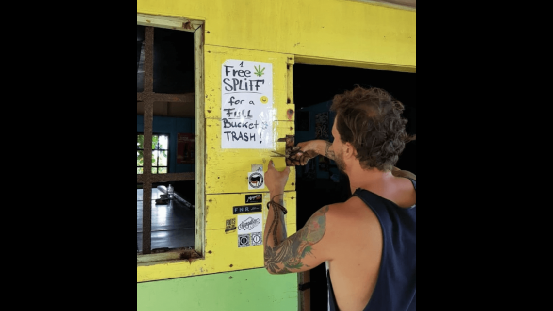 Regala porro de marihuana a turistas que recojan basura en las playas