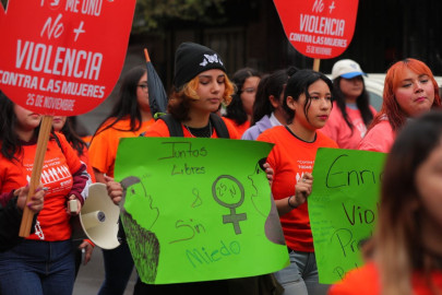Marchan mujeres para concientizar sobre la violencia hacia las féminas