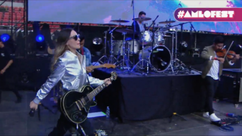 Belinda presentándose en el AMLO Fest