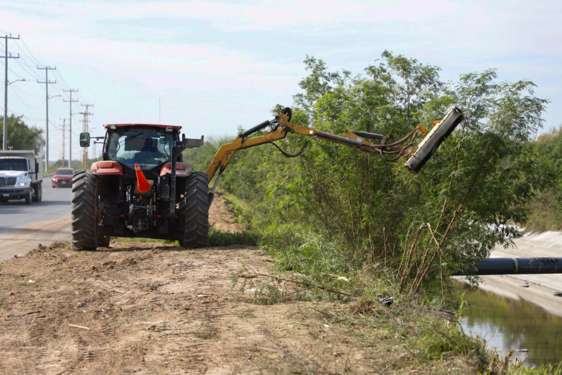 Limpia Gobierno de Reynosa márgenes del canal Rodhe 
