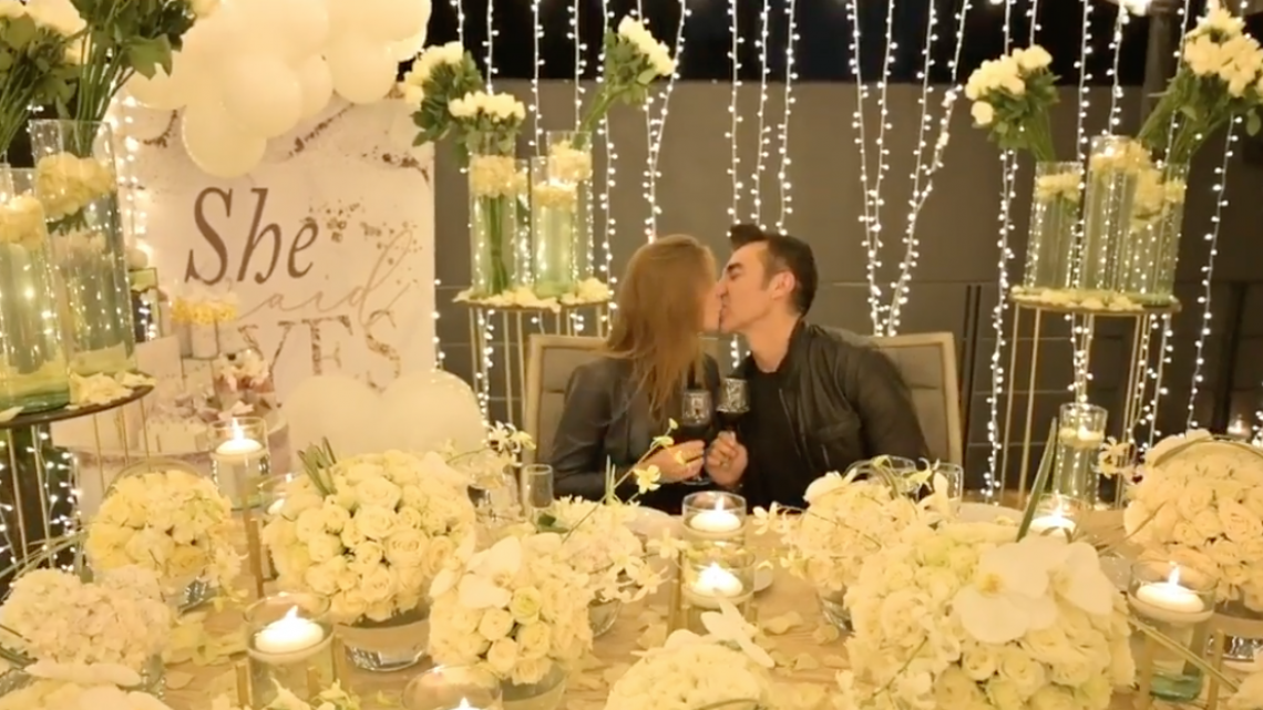 Adrián Uribe le propone matrimonio a Thuany Martins 