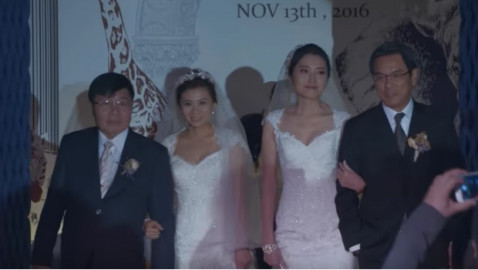 Su padre se negó a ir a la boda, pero su jefe la acompañó hasta el altar