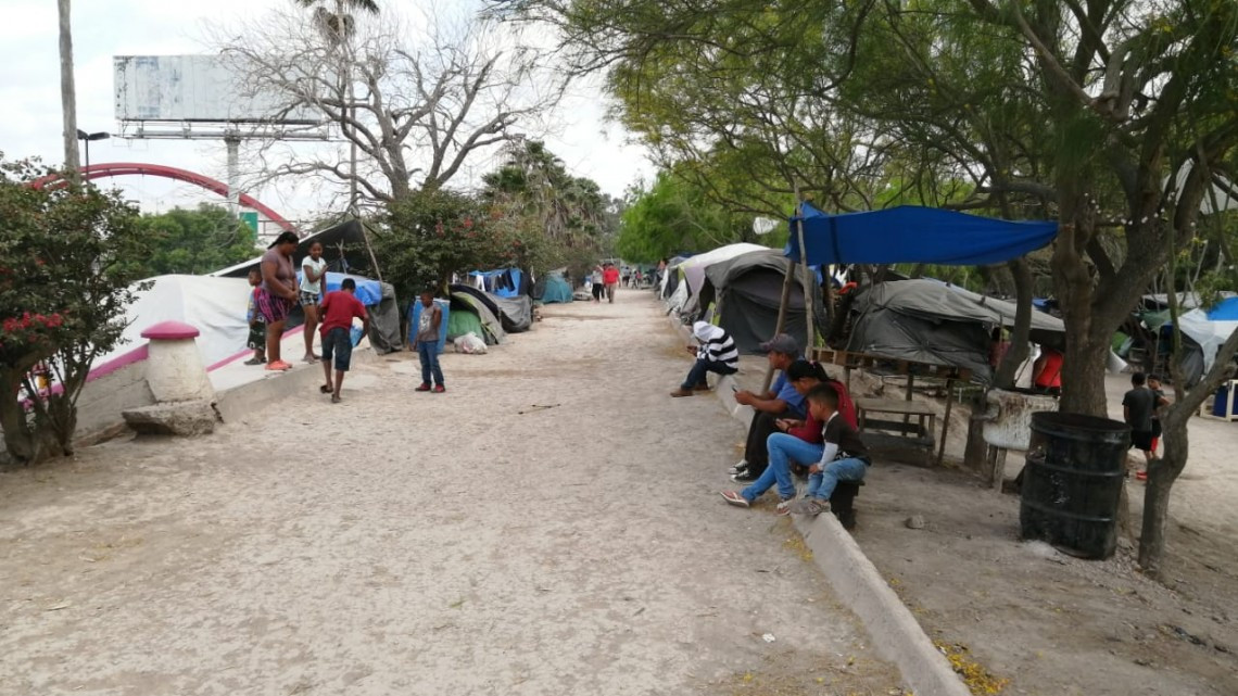 Se suman 800 mexicanos a campamento migrante, la cifra aumenta a 2800