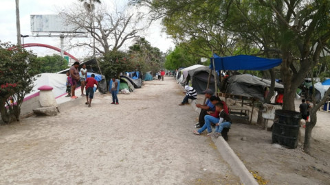 Se suman 800 mexicanos a campamento migrante, la cifra aumenta a 2800
