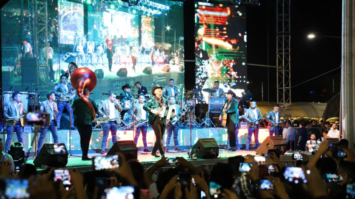 17 mil personas dan el Grito de Independencia con Maki Ortiz