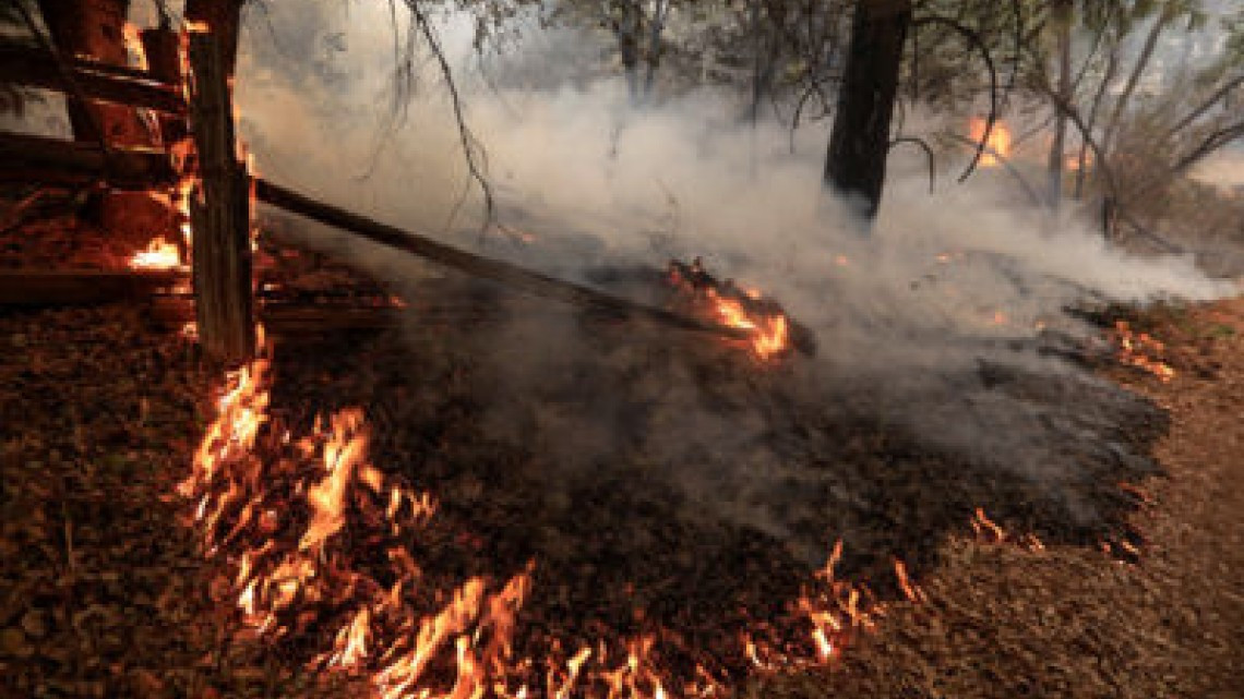 Al menos 8 muertos por incendios en California