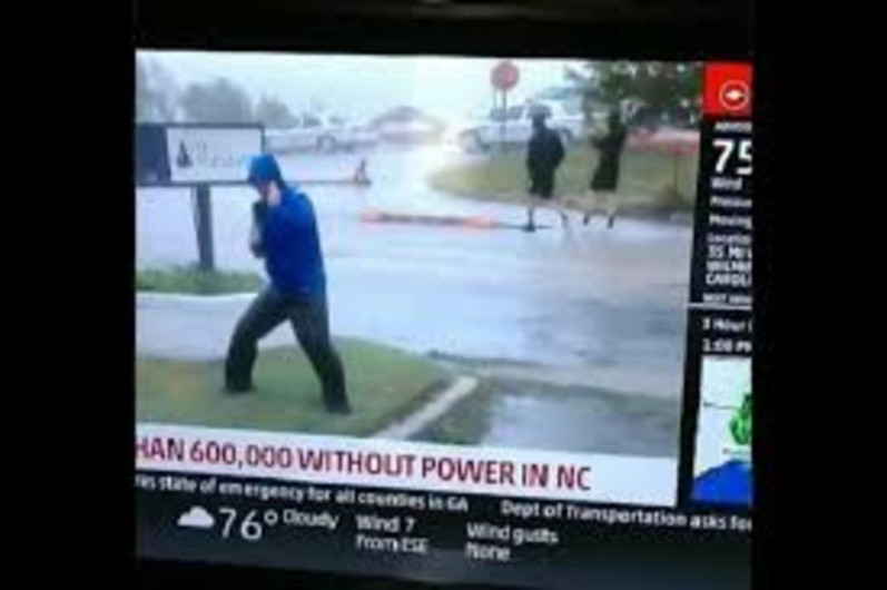 Reportero finge luchar contra el viento del huracán Florence