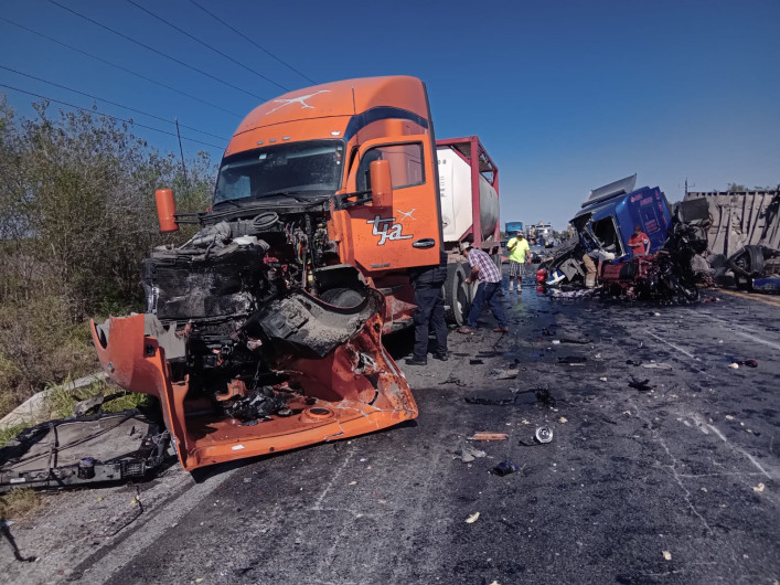 Choque múltiple en kilómetro 188 de San Fernando cierra circulación de carretera federal