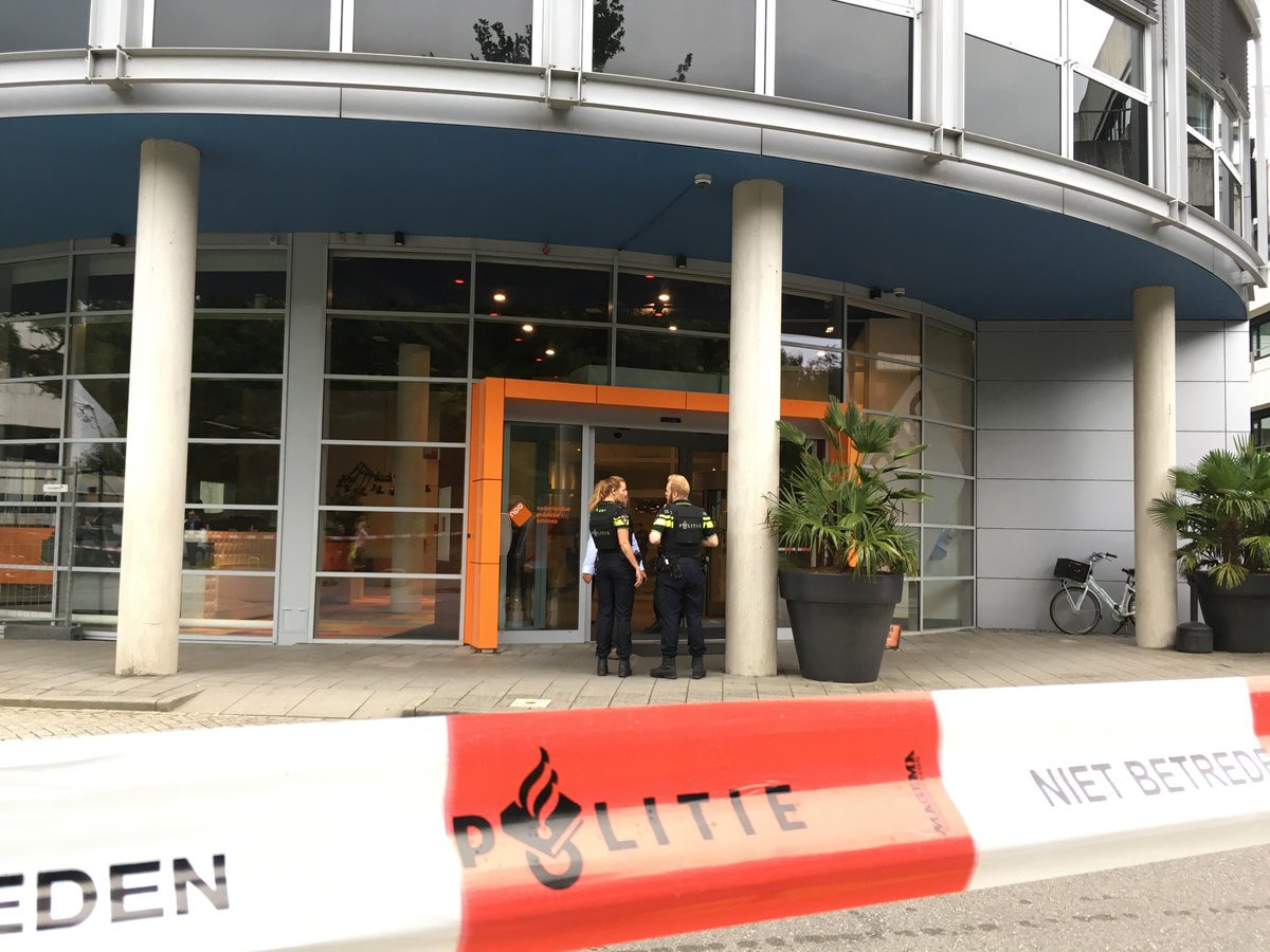 Hombre armado con un cuchillo asalta el edificio de la radio holandesa 3FM