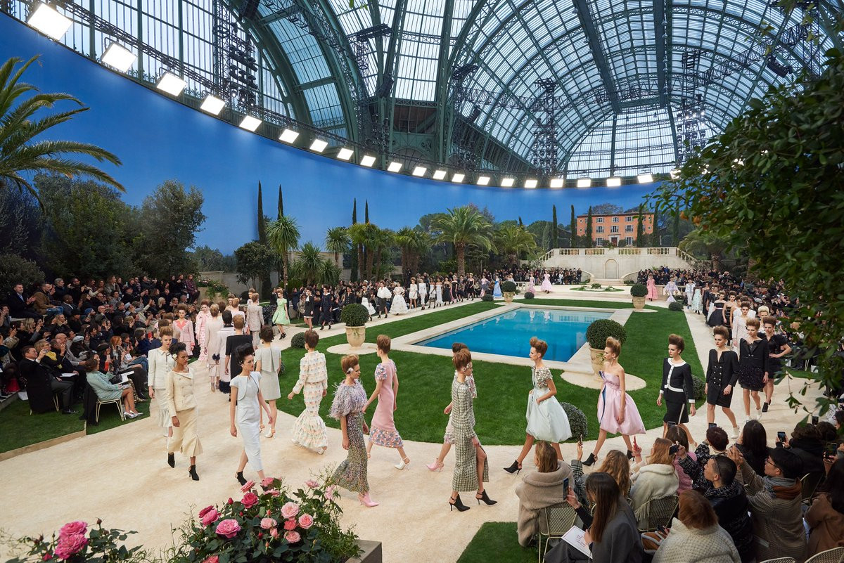 La fiesta de piscina retro de Chanel en París 