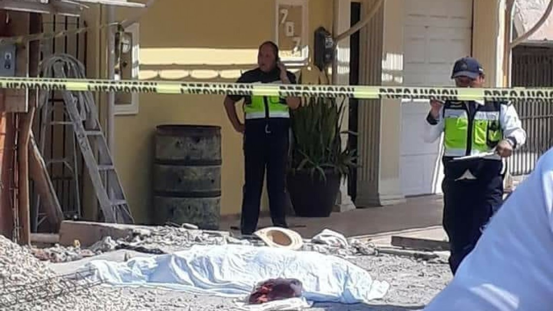 Despistado automovilista atropella y mata a al albañil