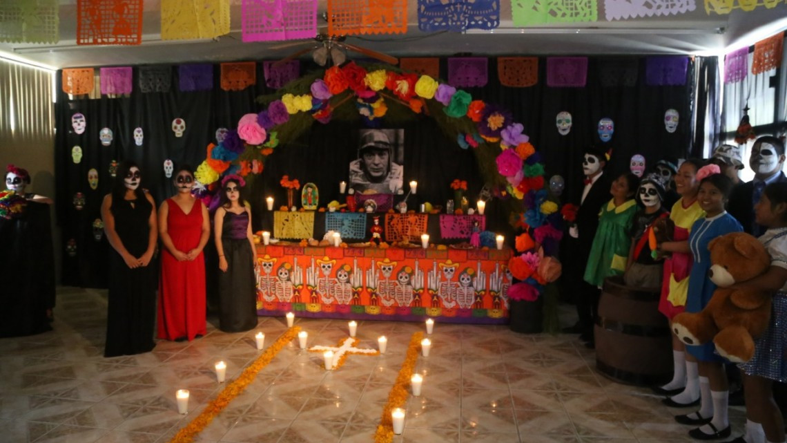 Alumnos participan en celebración del día de muertos