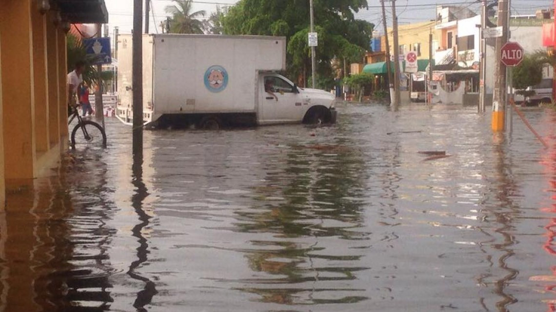 Mazatlán es inundado por fuertes lluvias