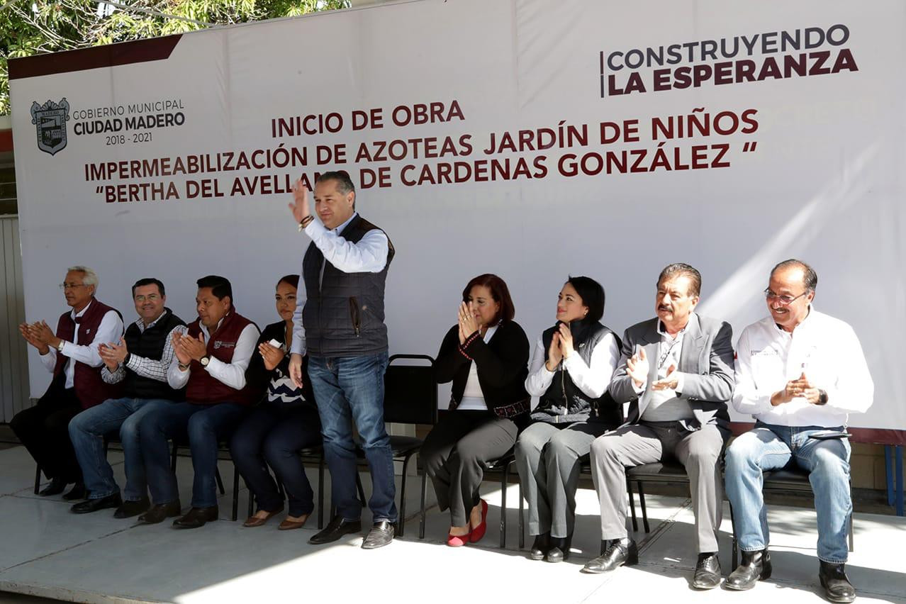 Cumple Oseguera con mejoramiento de instalaciones educativas
