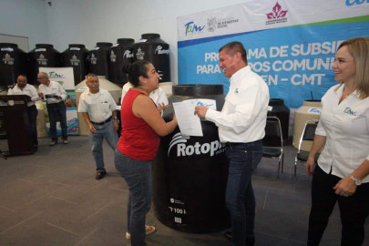 Reynosenses reciben tinacos subsidiados por SEBIEN