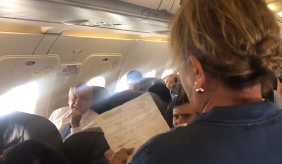 Le cantan a AMLO en pleno vuelo