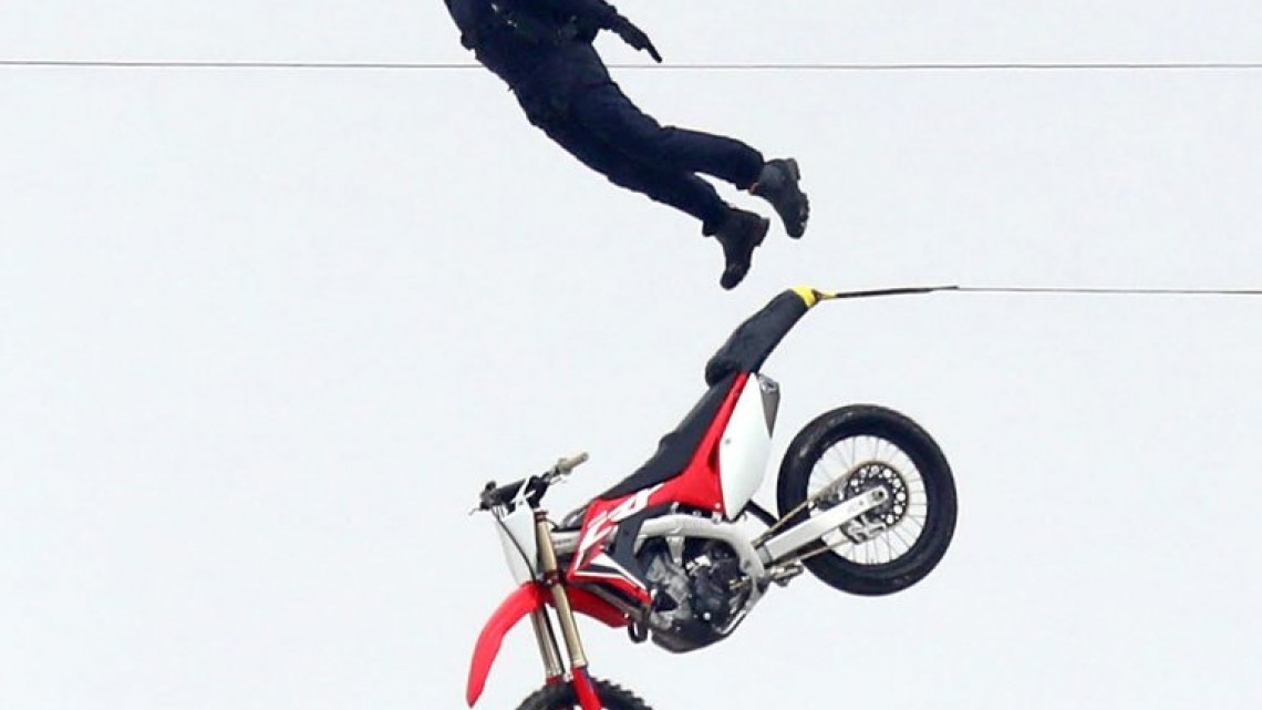 ¡Sin miedo al éxito! Tom Cruise retoma grabaciones de Misión Imposible con peligrosas acrobacias 