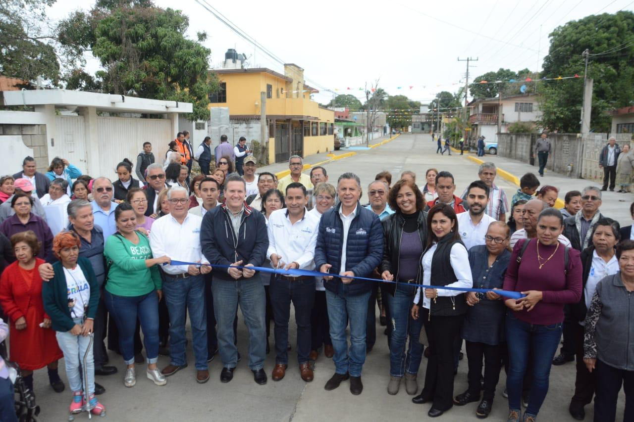 Entrega Chucho Nader otra calle pavimentada