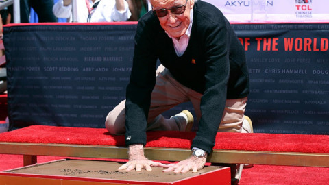 Stan Lee plasma sus huellas en el Teatro Chino de Hollywood