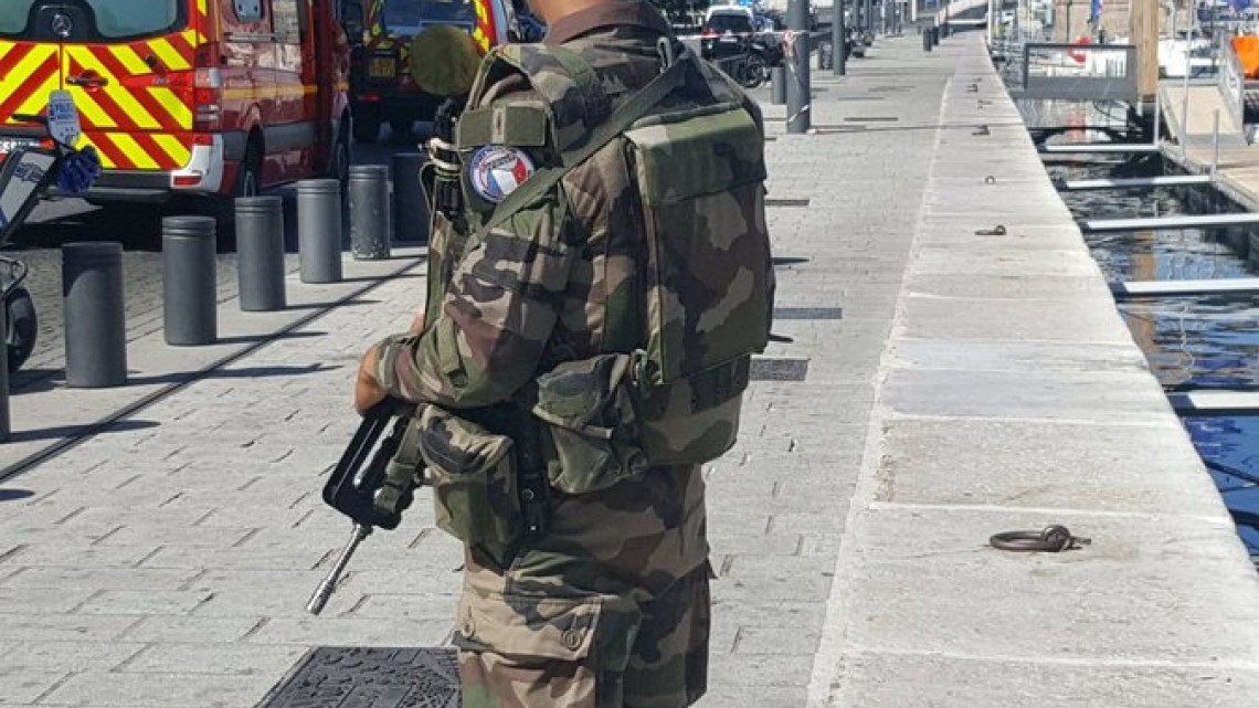 Al menos un muerto tras empotrarse un coche contra dos paradas de autobús en Marsella 