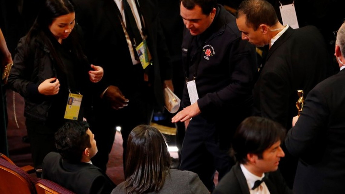  Rami Malek se cae al terminar la ceremonia de los Oscar 