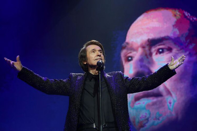 Pese a Covid-19, Raphael ofrece concierto en WiZink Center