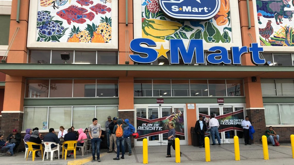 Continúan empleados de S-Mart con el paro de labores 