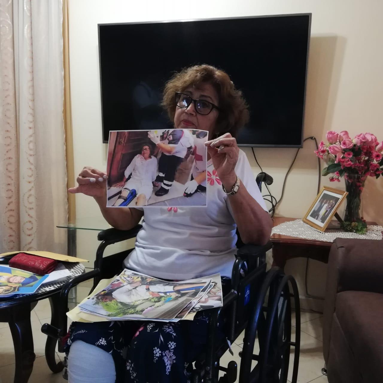 Regidor deja en silla de ruedas a mujer de la tercera edad al fracturarle la rodilla