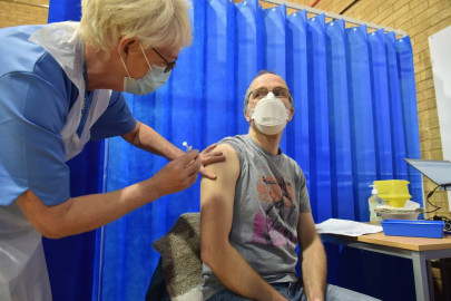 Prevé RU vacunar contra Covid-19 a la toda la población adulta antes de septiembre