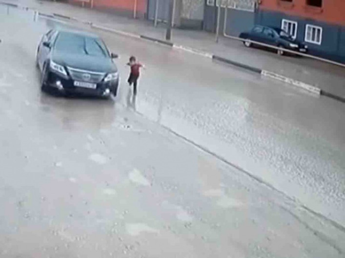 ¡Por poco! Niño se salva de ser atropellado gracias a la reacción de este conductor