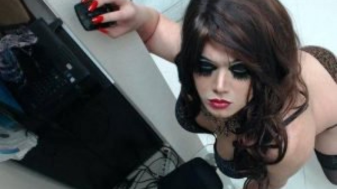 Buscaba sexo con hombres vistiéndose de mujer