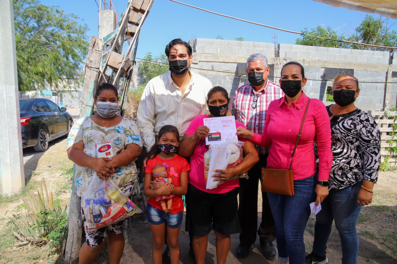 Acude alcalde Carlos Peña Ortiz a entregar becas escolares a domicilio 