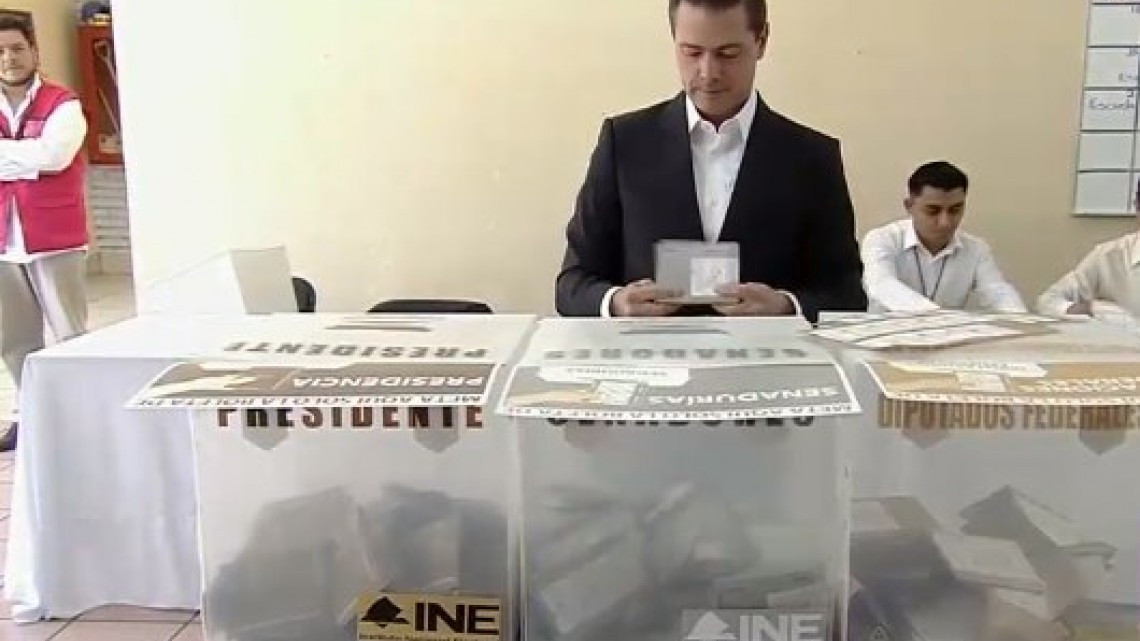 EPN emitió su voto acompañado de su familia