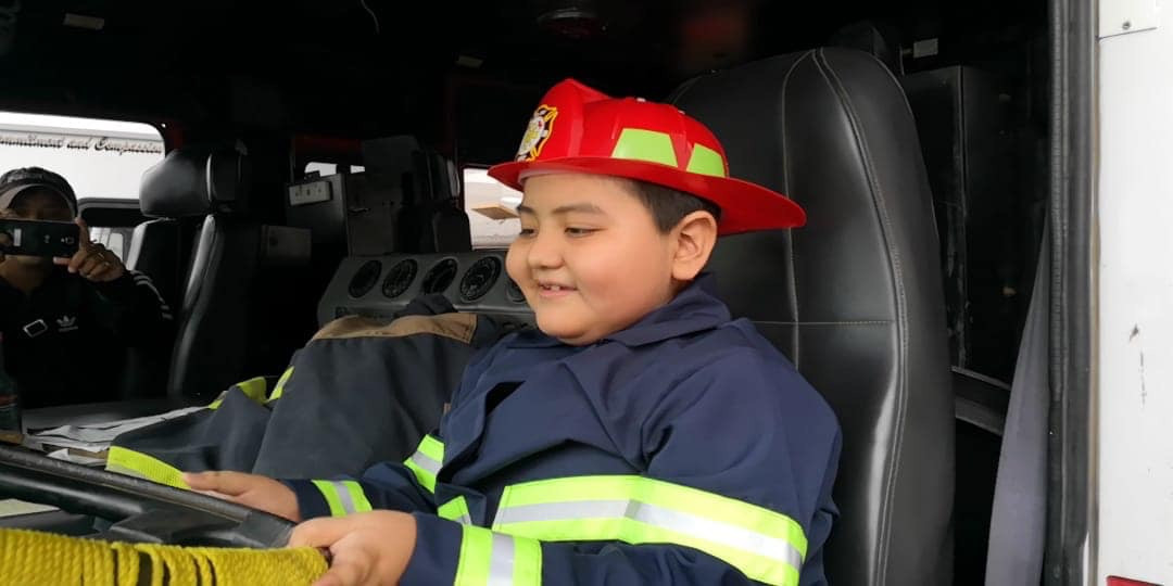 Dr. sonrisas cumplen sueño de Ángel, de ser bombero