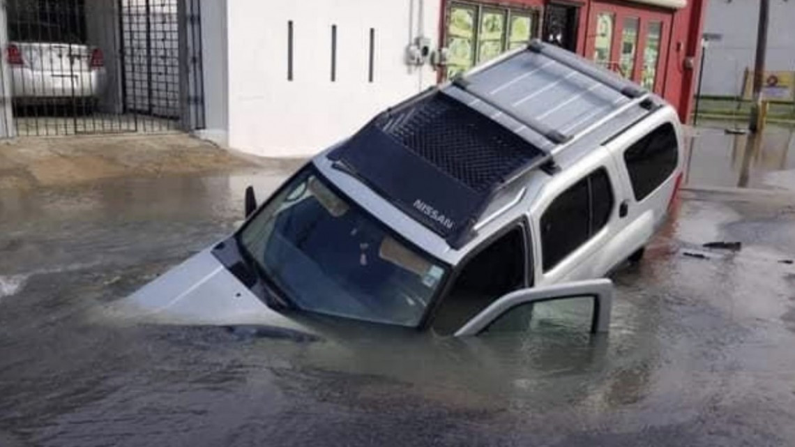 Cae camioneta en enorme socavón  en Matamoros