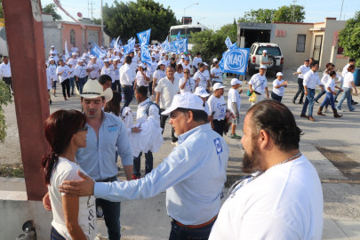 Ciudadanos de Praderas de Èlite y Las Palmas caminan con Alberto Lara y Alejandro Mayne.