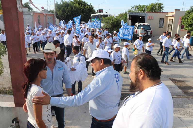 Ciudadanos de Praderas de Èlite y Las Palmas caminan con Alberto Lara y Alejandro Mayne.