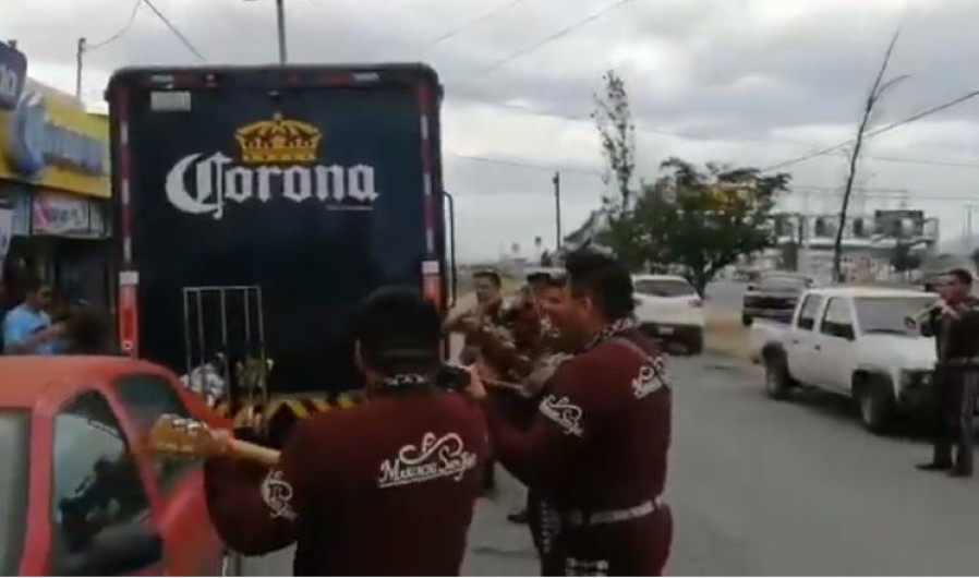 Reciben con Mariachi a repartidores de cerveza en Saltillo 