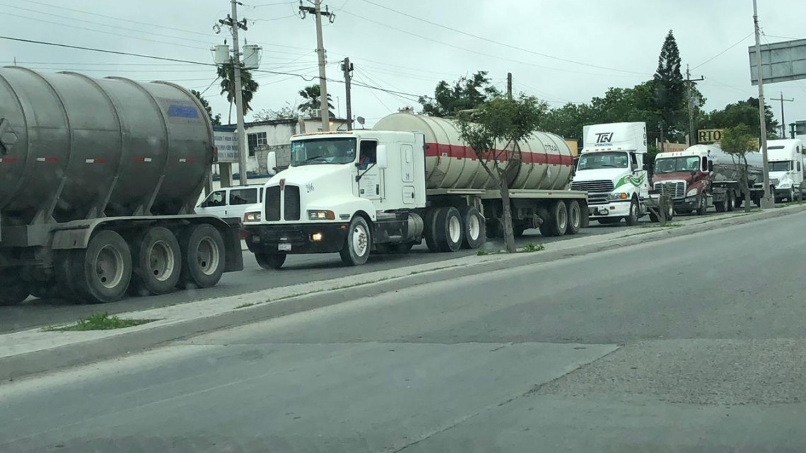 Continúan largas filas en el puente “Los Tomates”
