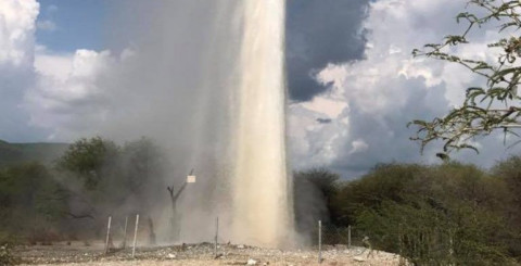 Géiser alcanza 60 metros de altura en erupción
