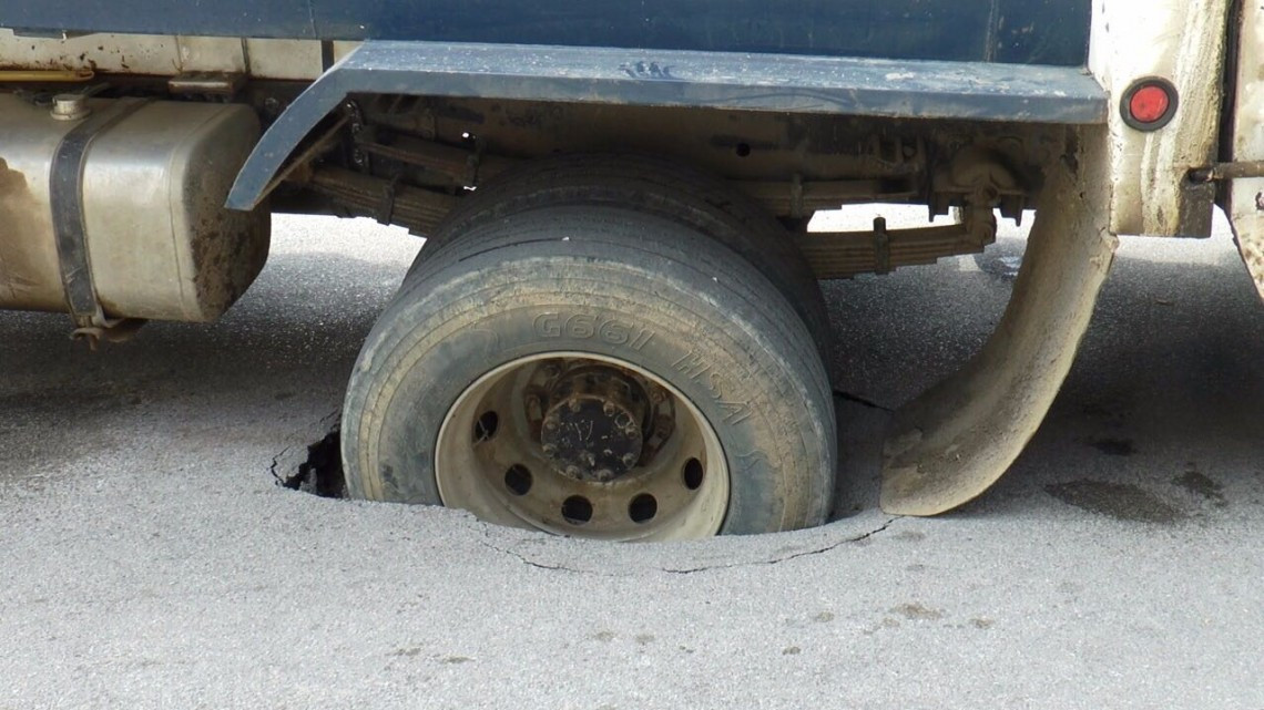 Se hunde camión de basura en socavón