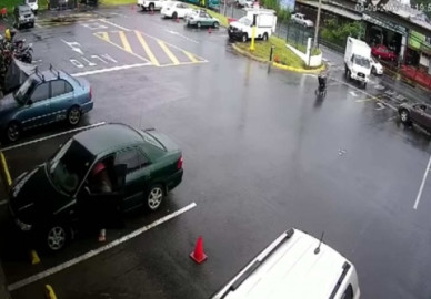 ¡Por un pelito! Bebé en carreola se salva de morir arrollado