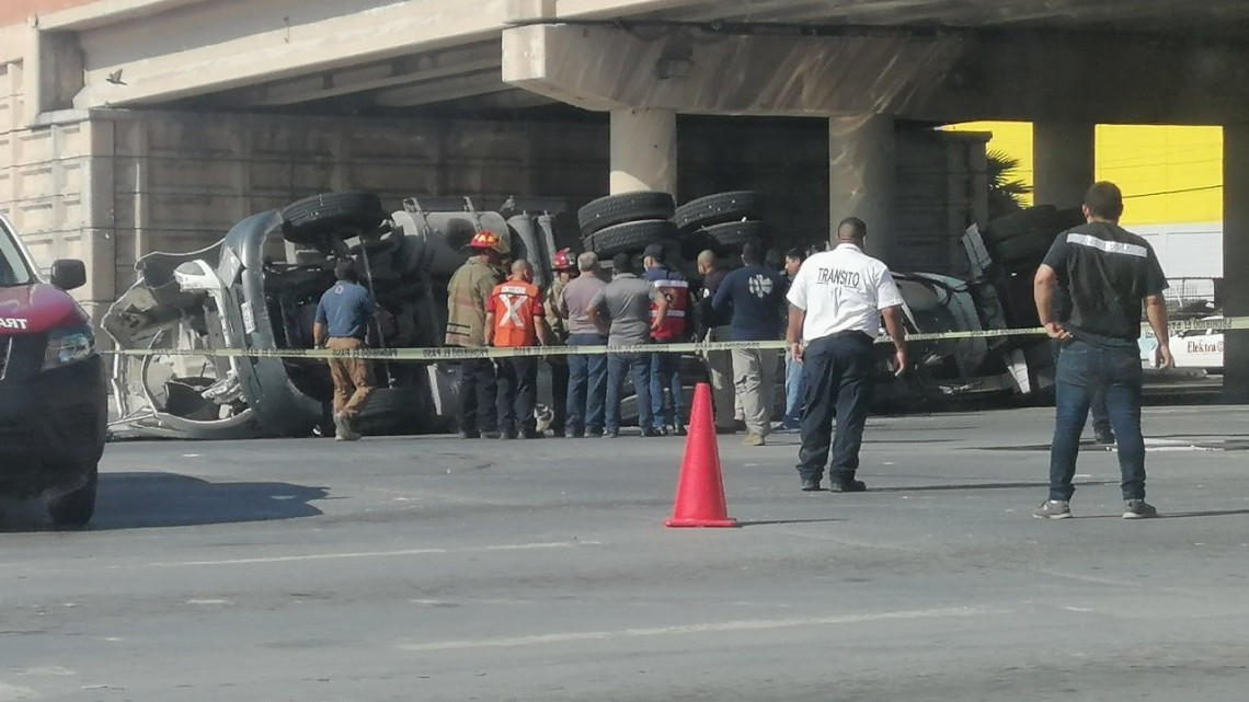 Volcadura de pipa ocasiona cierre de circulación vehicular en la calle sexta de Matamoros