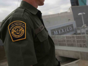 Migrante ataca brutalmente a agente de la Patrulla Fronteriza