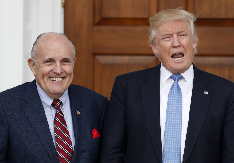 Congreso de EU cita a Giuliani por juicio político contra Trump